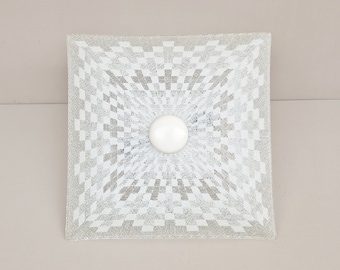 Lampes schaallamp vintage voor aan het plafond vervaardigd uit glas met structuur en voorzien van wit patroon, Jaren '50.