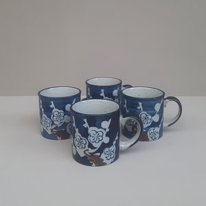 Vintage koffiemokken (4) met bloempatroon en spikkels vervaardigd uit keramiek
