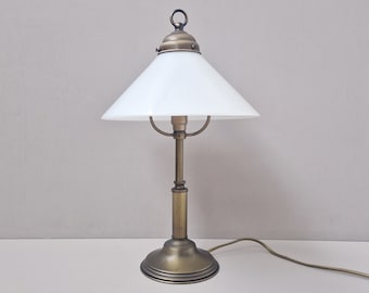 Vintage messing en opaline bureau/dressoir lamp met opaline lampenkap