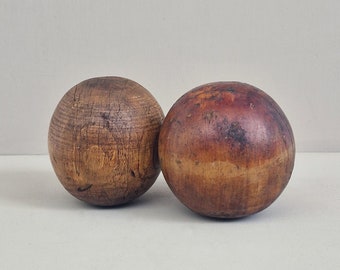 Vintage grote houten ballen, vervaardigd uit massief hout met mooie verweerde patina, mid-century