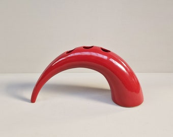 Vintage grote vaas in de vorm van een boog voorzien van 3 gaten, vervaardigd uit keramiek en voorzien van rood glanzend glazuur