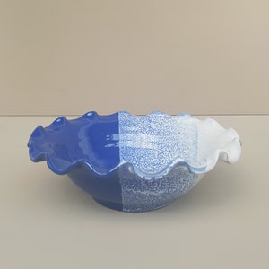Vintage aardewerken schaal in blauw en wit met schulprand