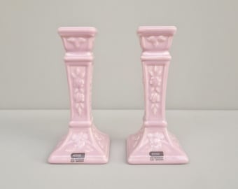Vintage kandelaren (2) tillverkad av keramiek i rosa färg, Guldkroken Sverige, år '80.