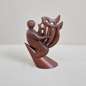 Vintage sculptuur van een engel met de vleugels in de handen, handgesneden uit hout, połowa wieku