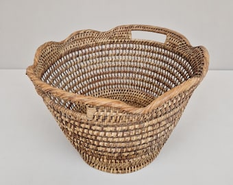 Vintage mand vervaardigd uit rattan met twee handvaten.