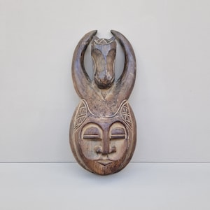 Vintage Afrikaans masker vervaardigd uit hout met een beeltenis van mens en dier
