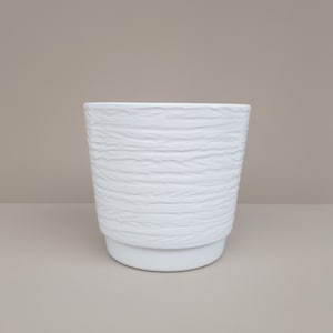 Vintage Bloempot Keramiek in wit voorzien van een reliëf.