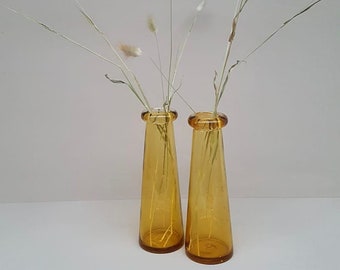 Vintage vazen (2) vervaardigd uit geelkleurig glas met spikkel motief in de vorm van belletjes in het glas