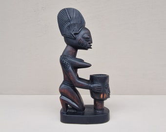 Vintage Yoruba, vrouwelijke knielende figuur afkomstig uit zuid-west Nigeria, Afrikaanse tribale kunst, vervaardigd uit hout