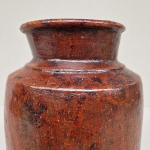 Vintage handgedraaide pot met deksel vervaardigd uit aardewerk voorzien van vlekmotief image 9