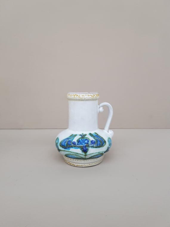 Vintage vaasje van Strehla GDR 9012 met florale decoratie.