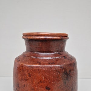 Vintage handgedraaide pot met deksel vervaardigd uit aardewerk voorzien van vlekmotief image 2