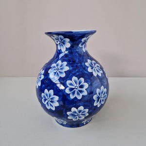 Vaas vervaardigd uit porselein voorzien van decoratief bloempatroon.