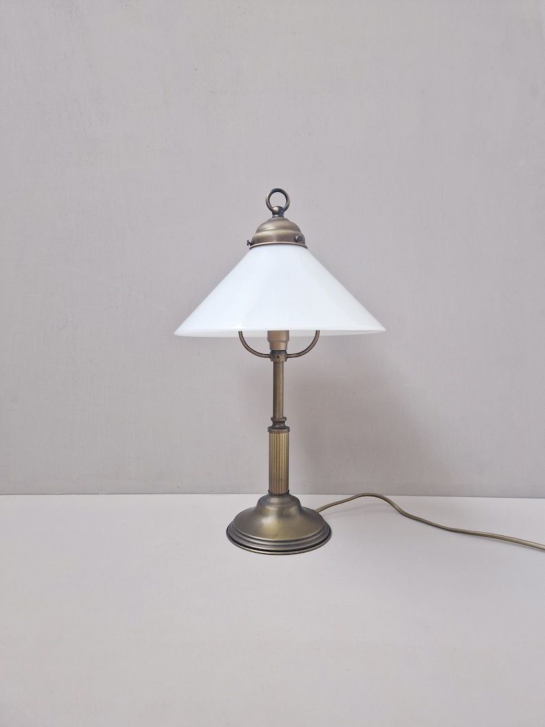 Vintage Messing und Opalin Bürolampe mit Opalin Lampenkap Bild 1