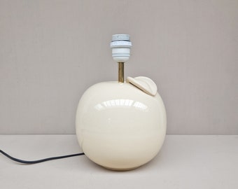 Vintage beige kleurige tafellamp, vervaardigd door Herda, in de vorm van een appel en vervaardigd uit keramiek, jaren '80