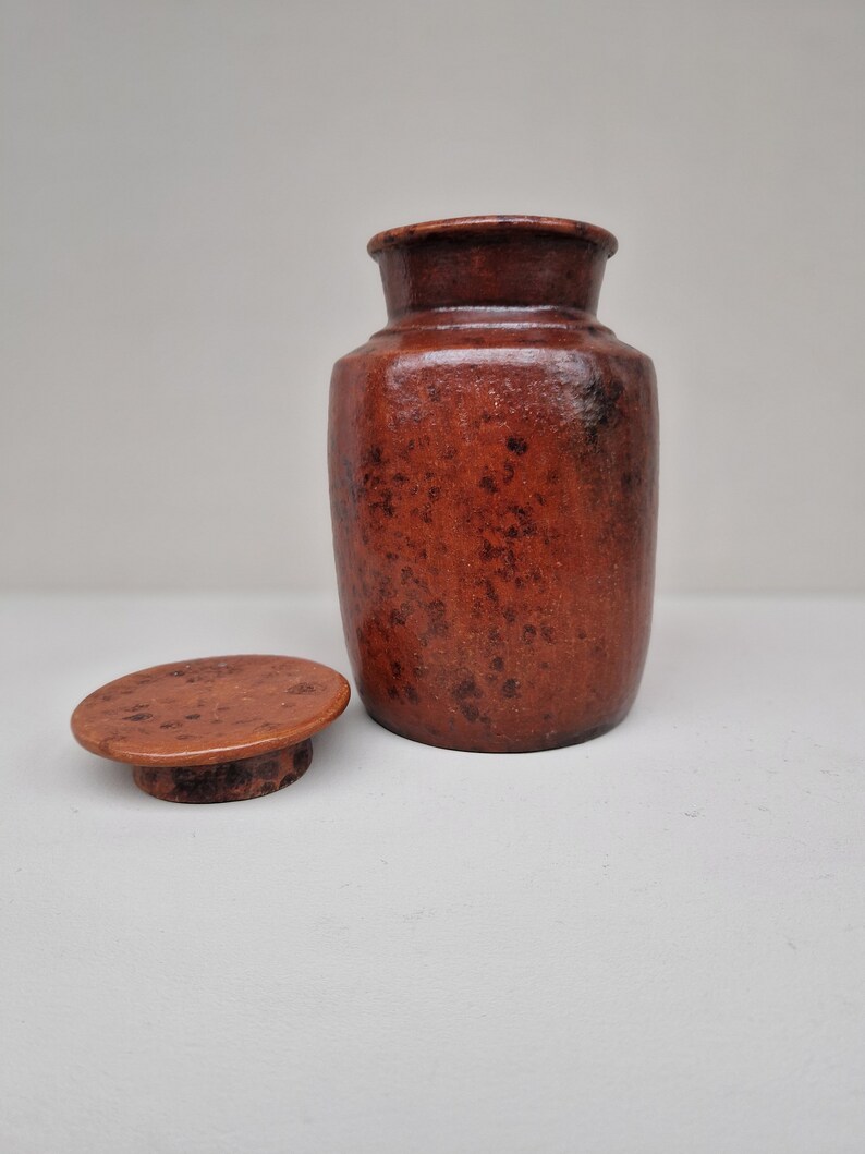 Vintage handgedraaide pot met deksel vervaardigd uit aardewerk voorzien van vlekmotief image 4