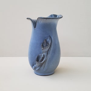 Blauwe vintage vaas in keramiek met opgewerkte bloemen