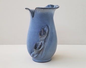 Blauwe vintage vaas in keramiek met opgewerkte bloemen