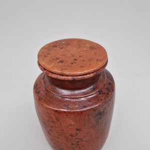 Vintage handgedraaide pot met deksel vervaardigd uit aardewerk voorzien van vlekmotief image 3