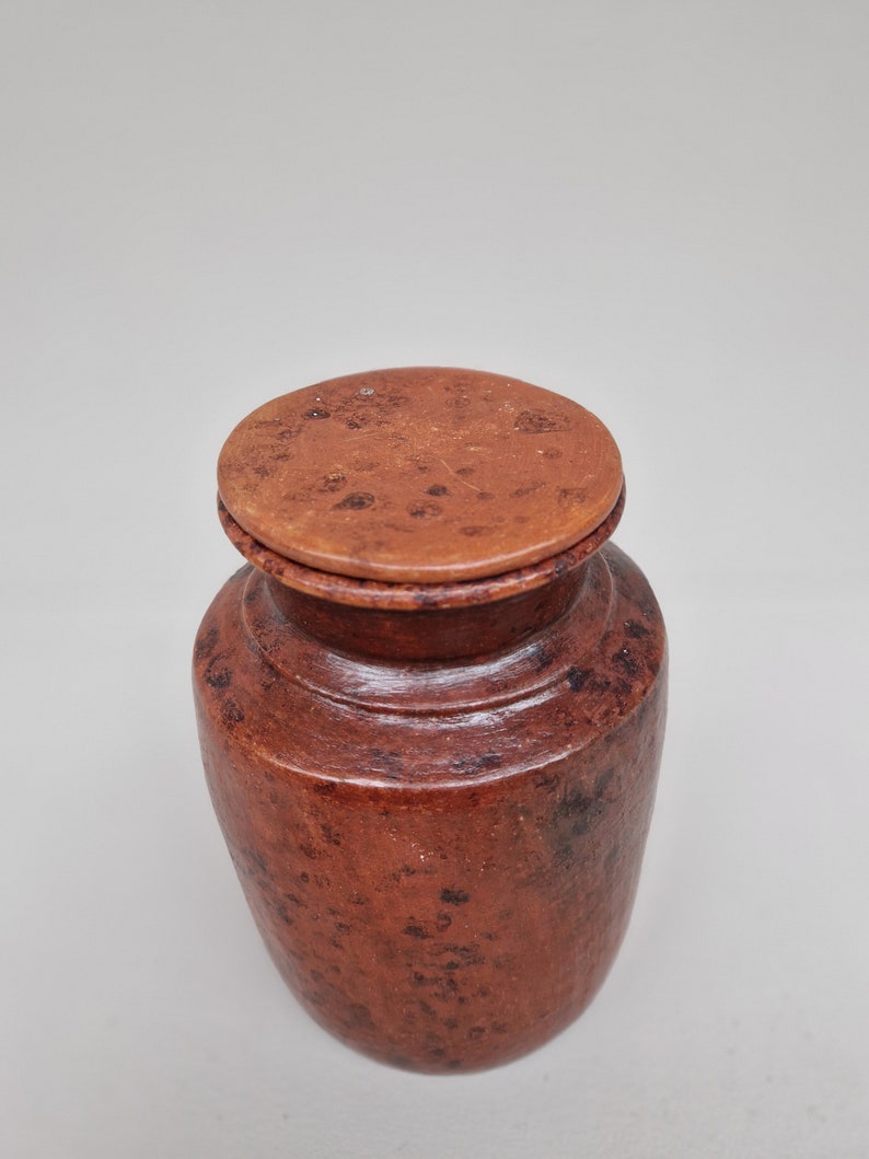 Vintage handgedraaide pot met deksel vervaardigd uit aardewerk voorzien van vlekmotief image 3