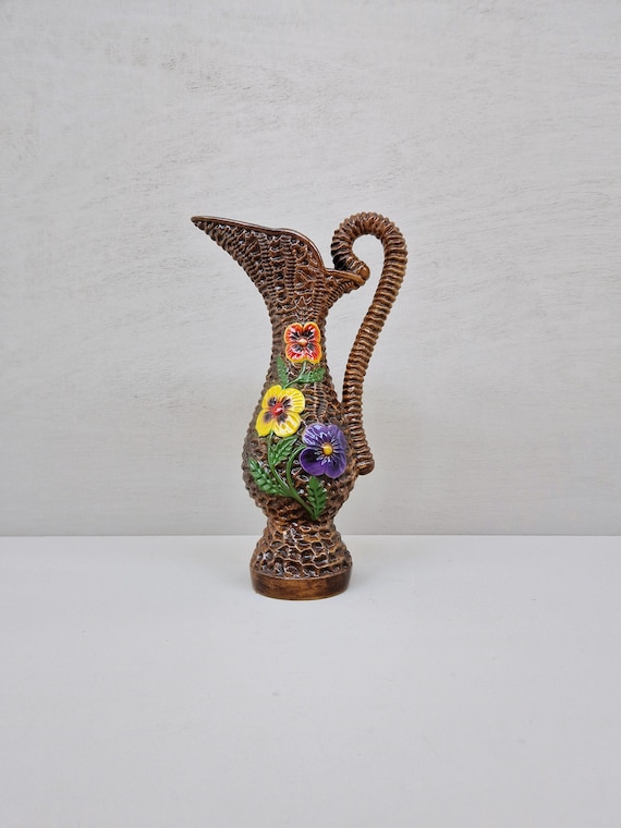 Vintage majolica-achtige vaas of schenkkan in kunsthars met een decoratie van viooltjes