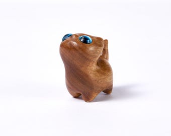 Cuci Carved Wooden Brown Little Cat Looking to the Sky, Wooden Figurine, Home Decor sculpture ornaments, Animal Decor, Personalized gift
