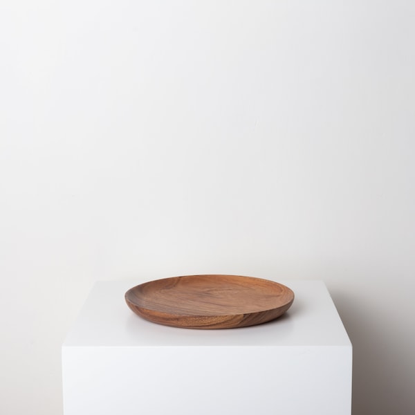 Assiette en bois d'acacia du Japon : assiette sculptée à la main, vaisselle en bois, cadeau de pendaison de crémaillère fait main, ustensiles de cuisine en bois, décoration de cuisine de ferme