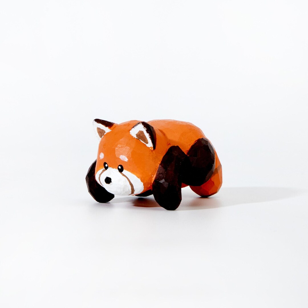 ポモ彫刻の木製レッサーパンダ、抱擁を求めている、木製フィギュア 