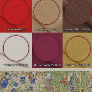 Op de afbeelding: Een raster van zes stofstalen in rood (WRedS0011), beige (WBeiS0012), bruin (WBroS0006), wit (WWhiS0082), kastanjebruin (WRedS0092) en geel (WYelS0083), boven een horizontale illustratie van figuren in een tuin.