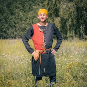 Senmedeltida väst - 100% linne - Mi-Parti historiska kläder - Tvåfärgad kostym för återuppförande, lajv