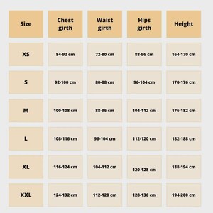 Op de afbeelding: Een maattabel met een lichtbruine achtergrond met kolommen voor maat, borstomtrek, tailleomtrek, heupomtrek en lengte. De rijen tonen de maten van XS tot XXL met de bijbehorende metrische afmetingen in centimeters voor elke categorie.