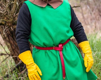 Peut inclure: Une tunique verte avec une capuche marron et une ceinture rouge. La tunique est faite d'un tissu doux et confortable et a un design simple et classique.