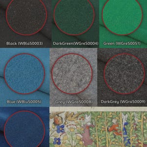 Op de afbeelding: Een kleurenpalet met zeven stoffen stalen in zwart (WBlaS0003), donkergroen (WGreS0004), groen (WGreS0051), blauw (WBluS0005), grijs (WGraS0008), donkergrijs (WGraS0009) en donkerblauw (WNavS0010) naast een bloemrijke illustratie.