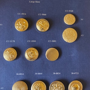 Descubra la elegancia atemporal con nuestra tarjeta de muestra de vendedor de centro de prendas con botones dorados vintage: un toque de historia, un tesoro de estilo.