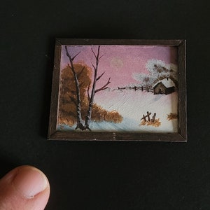 Pintura acrílica de paisagem em escala de casa de bonecas em miniatura de uma casa de inverno.