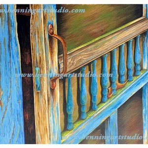 Op de afbeelding: Close-up van een verweerde blauwe houten deur met een roestige handgreep en een houten leuning met blauwe spijlen. De deur staat gedeeltelijk open en geeft een glimp van het interieur van het gebouw.