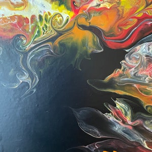Pode incluir: Pintura abstrata com padr&otilde;es de pintura vermelha, amarela, laranja, verde e branca que giram sobre um fundo preto.