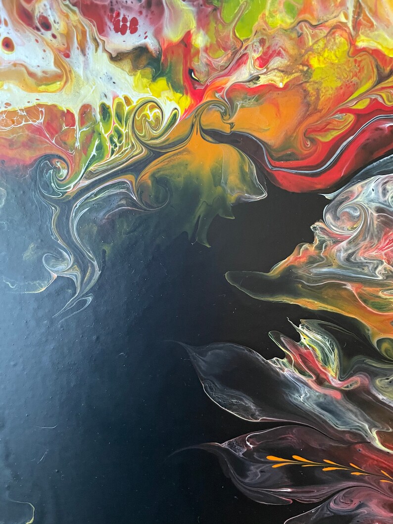 Pode incluir: Pintura abstrata com padr&otilde;es de pintura vermelha, amarela, laranja, verde e branca que giram sobre um fundo preto.