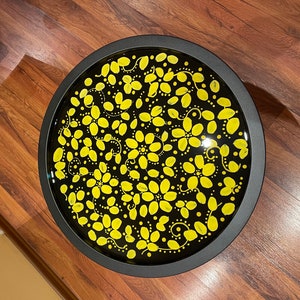 Blommigt soffbord, rött och gult blommönster, runt epoxihartsbord med avtagbar skiva, soffbord i svart metall, brickbord, 47 x 50 cm