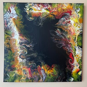 Pode incluir: Pintura abstrata com padr&otilde;es em espiral em tons de preto, branco, amarelo, verde e vermelho. As cores criam uma composi&ccedil;&atilde;o din&acirc;mica e en&eacute;rgica.