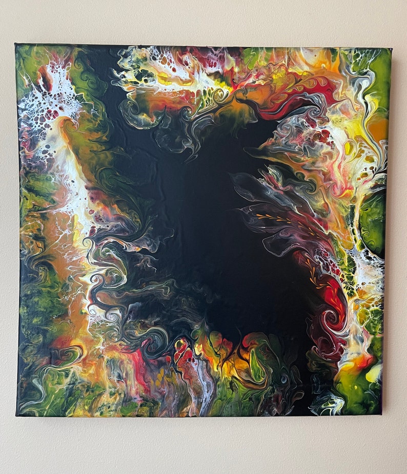 Pode incluir: Pintura abstrata com padr&otilde;es em espiral em tons de preto, branco, amarelo, verde e vermelho. As cores criam uma composi&ccedil;&atilde;o din&acirc;mica e en&eacute;rgica.