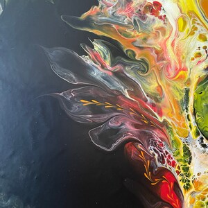 Pode incluir: Pintura abstrata com padr&otilde;es em espiral em tons de vermelho, amarelo, branco e preto sobre um fundo escuro.