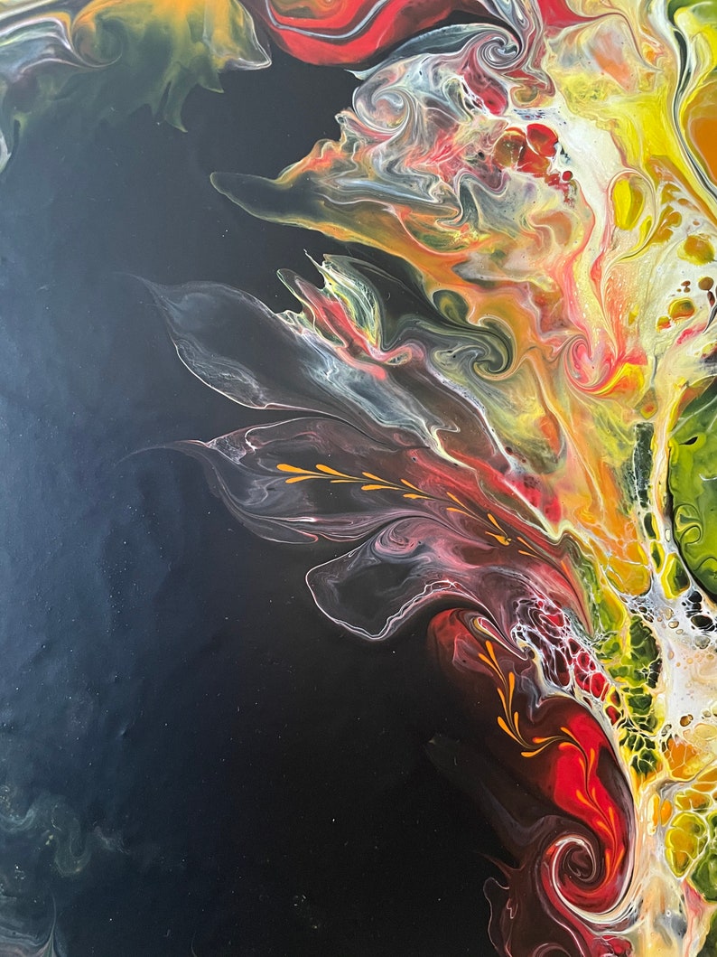 Pode incluir: Pintura abstrata com padr&otilde;es em espiral em tons de vermelho, amarelo, branco e preto sobre um fundo escuro.