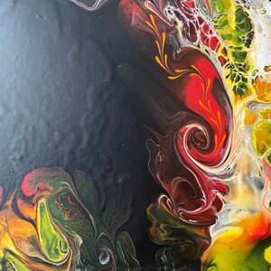 Pode incluir: Pintura abstrata com padr&otilde;es em espiral em tons de vermelho, amarelo, verde, preto e branco.