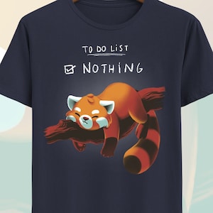 Może przedstawiać: Koszulka w kolorze granatowym z nadrukiem śpiącego czerwonego pandą na gałęzi. Na koszulce widnieje napis "TO DO LIST" z zaznaczonym haczykiem obok napisu "NOTHING".