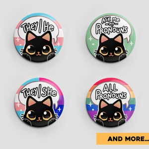 Puede incluir: Cuatro botones redondos con ilustraciones de gatos negros y diferentes frases sobre los pronombres. Los botones presentan un gato negro con ojos amarillos que asoma por encima de una burbuja de di&aacute;logo. El primer bot&oacute;n tiene un fondo de bandera transg&eacute;nero y dice "They/He". El segundo bot&oacute;n tiene un fondo verde y dice "Ask Me My Pronouns". El tercer bot&oacute;n tiene un fondo de bandera bisexual y dice "They/She". El cuarto bot&oacute;n tiene un fondo arco&iacute;ris y dice "All Pronouns".