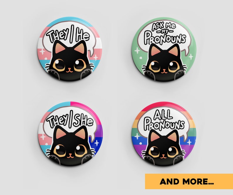 Puede incluir: Cuatro botones redondos con ilustraciones de gatos negros y diferentes frases sobre los pronombres. Los botones presentan un gato negro con ojos amarillos que asoma por encima de una burbuja de di&aacute;logo. El primer bot&oacute;n tiene un fondo de bandera transg&eacute;nero y dice "They/He". El segundo bot&oacute;n tiene un fondo verde y dice "Ask Me My Pronouns". El tercer bot&oacute;n tiene un fondo de bandera bisexual y dice "They/She". El cuarto bot&oacute;n tiene un fondo arco&iacute;ris y dice "All Pronouns".