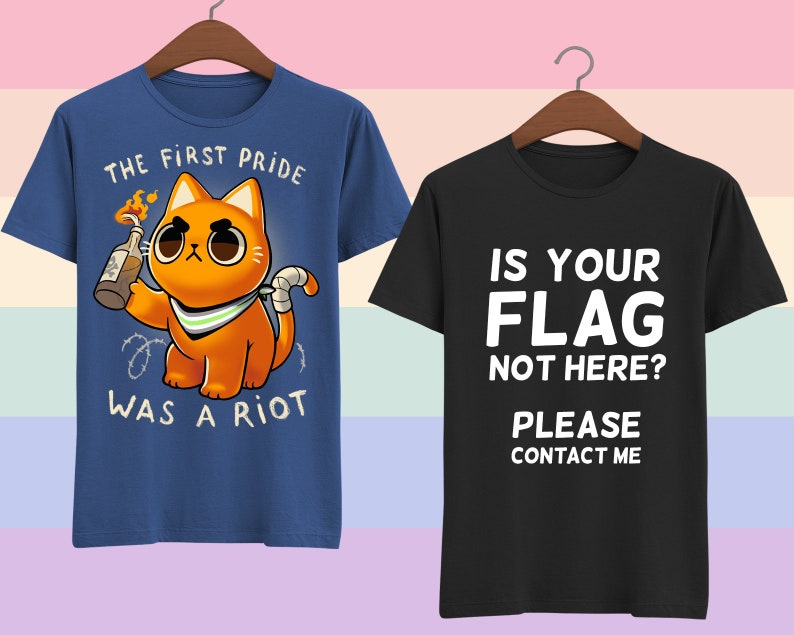Puede incluir: Dos camisetas con dise&ntilde;os diferentes. La primera camiseta es azul con un gato de dibujos animados sosteniendo un c&oacute;ctel Molotov encendido y el texto "La primera marcha del orgullo fue un mot&iacute;n". La segunda camiseta es negra con el texto "&iquest;Tu bandera no est&aacute; aqu&iacute;? Por favor, contacta conmigo".