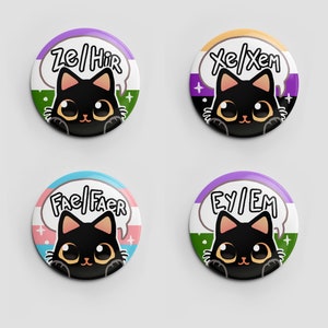 Puede incluir: Cuatro botones redondos con ilustraciones de gatos negros y diferentes conjuntos de pronombres en bocadillos de di&aacute;logo. Los botones presentan varios dise&ntilde;os de banderas del orgullo: verde, blanco y morado; amarillo, negro, blanco, morado y verde; azul claro, rosa y blanco; y verde, blanco y morado.