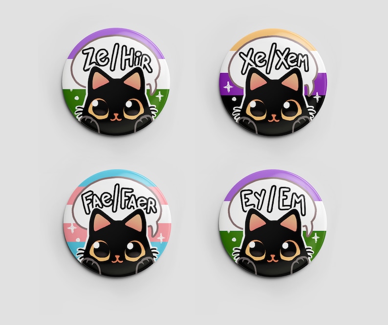 Puede incluir: Cuatro botones redondos con ilustraciones de gatos negros y diferentes conjuntos de pronombres en bocadillos de di&aacute;logo. Los botones presentan varios dise&ntilde;os de banderas del orgullo: verde, blanco y morado; amarillo, negro, blanco, morado y verde; azul claro, rosa y blanco; y verde, blanco y morado.